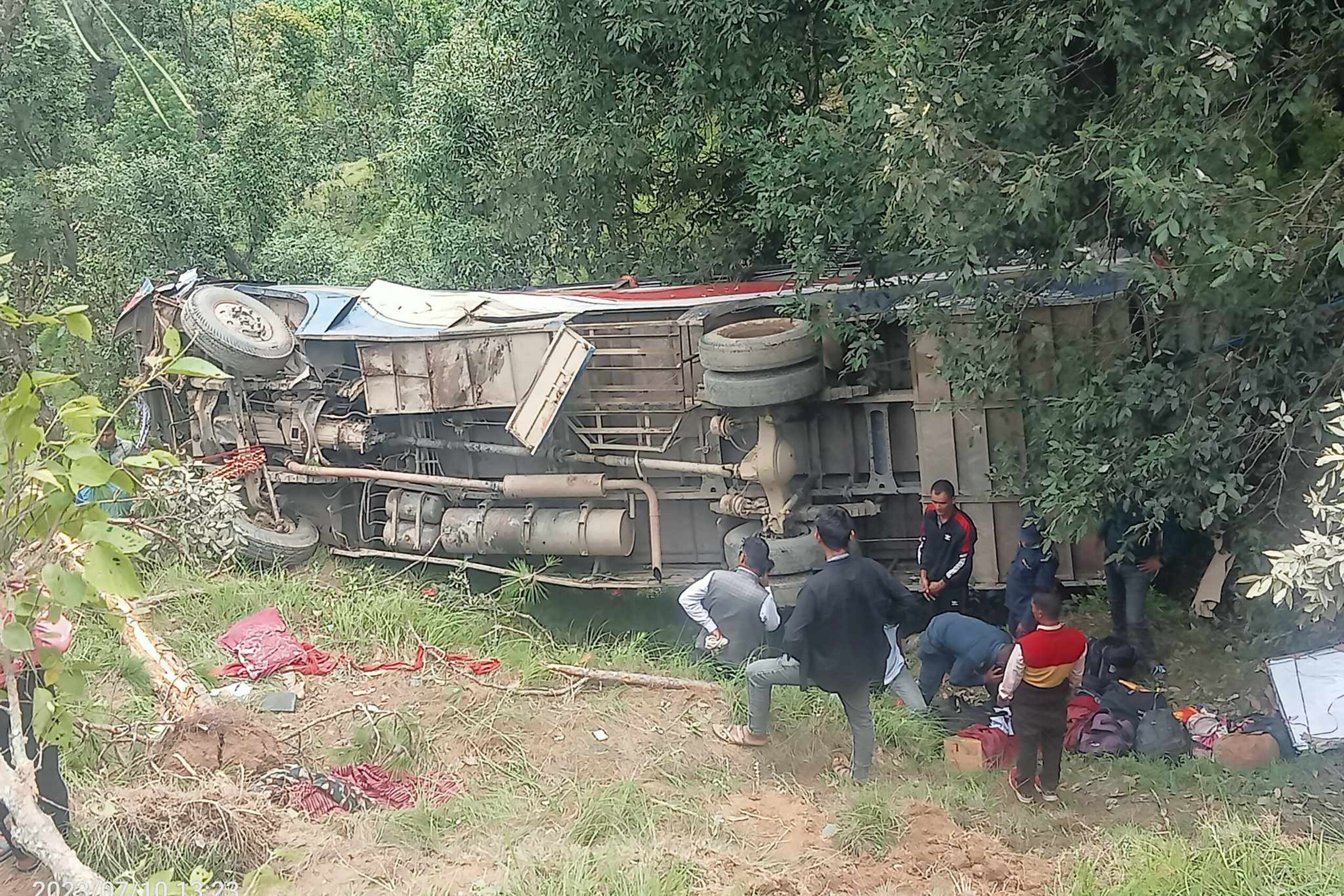 बस दुर्घटनामा एकको मृत्यु, ३९ घाइते