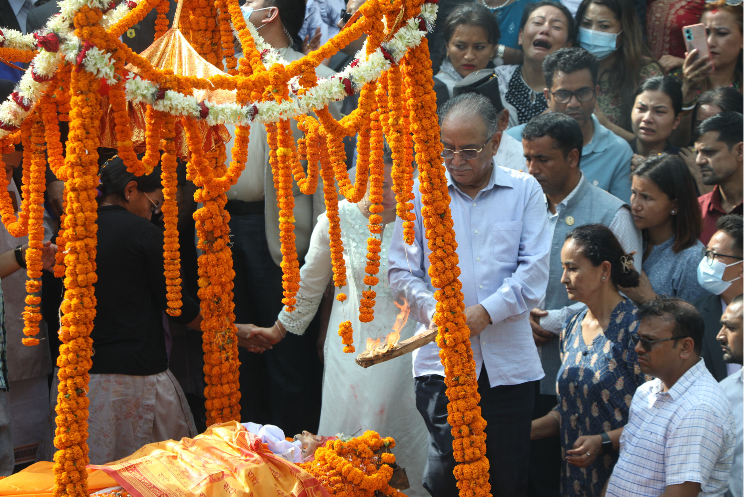 रुँदै पत्नी सिता दाहाललाई आफैले दागबत्ती दिए प्रचण्डले,थामिएन लामो सहयात्री गुमाउँदा प्रचण्डको आँशु