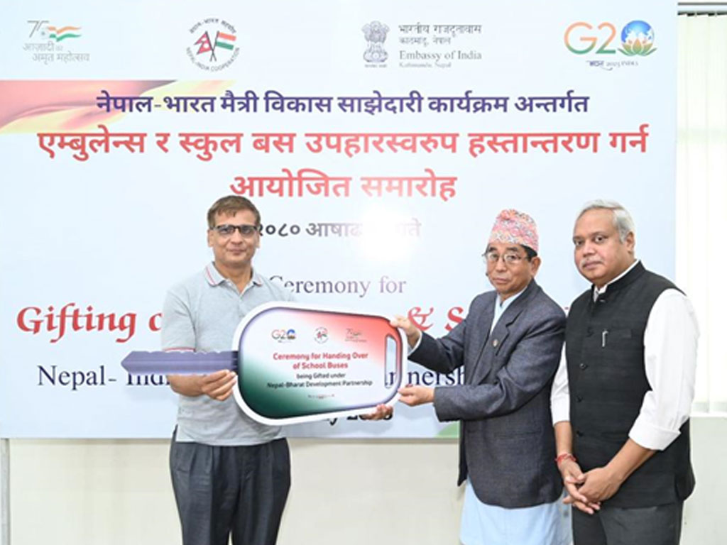 भारत सरकारद्वारा एम्बुलेन्स र स्कुल बस प्रदान