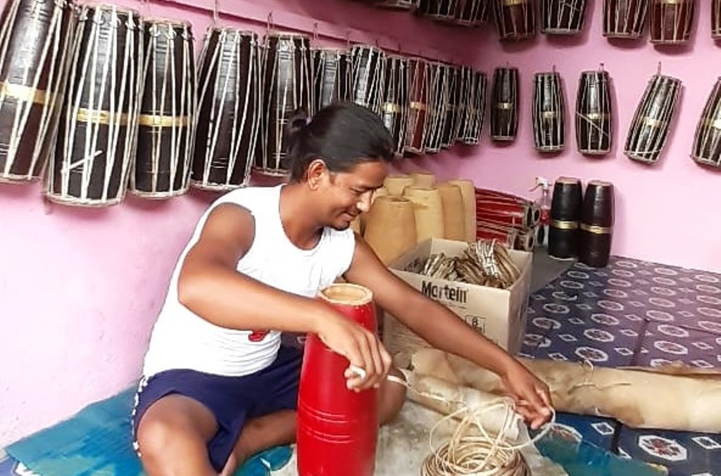 विदेशबाट फर्केर मादल बनाउँदै कमल