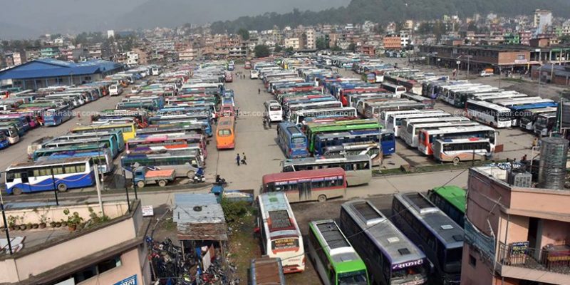 नयाँबसपार्कमा यात्रुको झोला तान्दा…