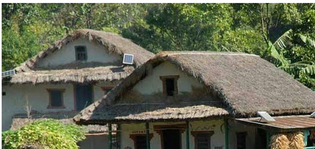 व्यासमा खरको छाना विस्थापित