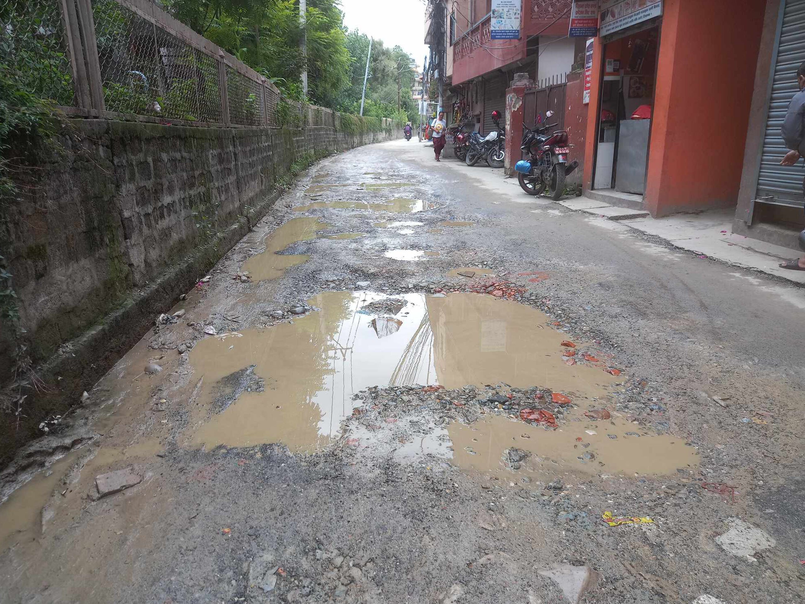 एक वर्षदेखि मर्मतको पर्खाइमा बौद्ध स्तुप क्षेत्रको सडक