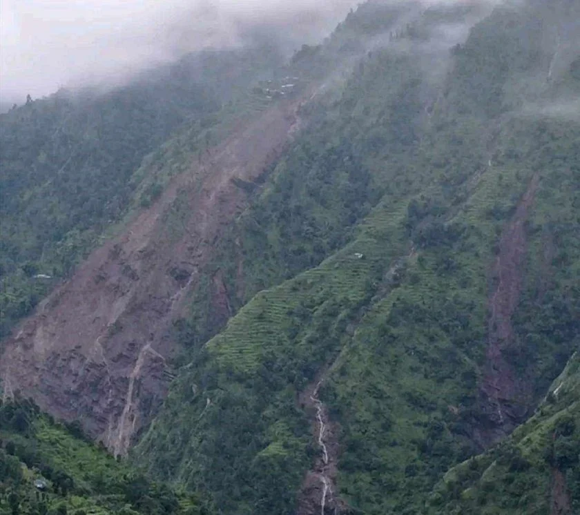 दोलखामा पहिरोमा बालकको मृत्यु, तीन बेपत्ता