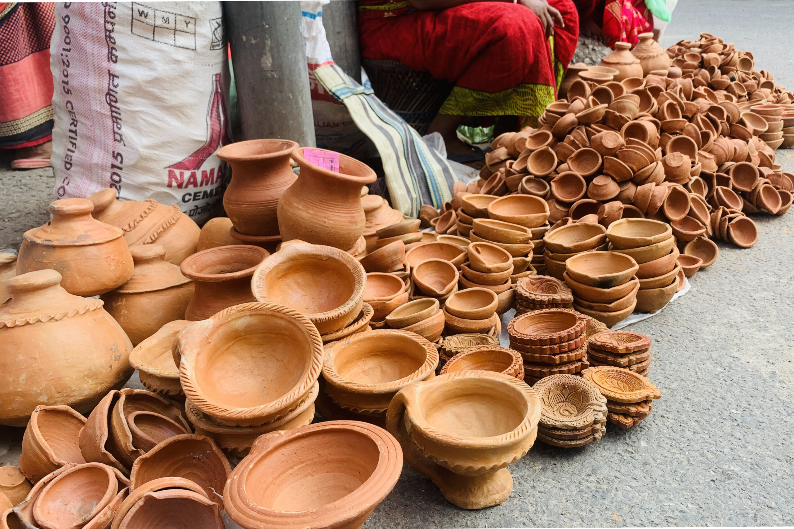 माटोका भाँडा बनाउन कुमालेलाई भ्याइनभ्याइ