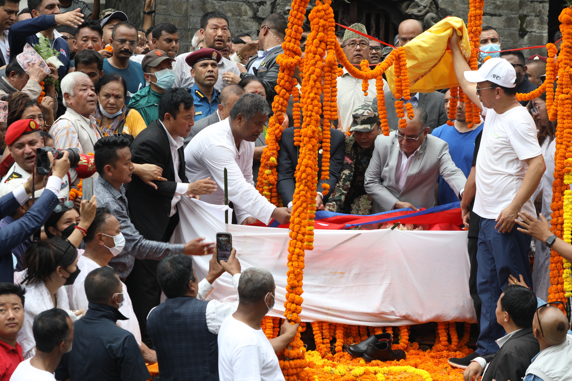 प्रधानमन्त्रीसहित शीर्ष नेताद्वारा नेम्वाङप्रति श्रद्धाञ्जलि
