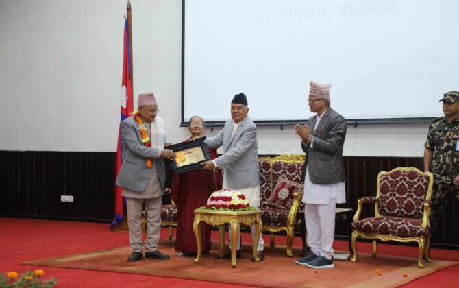 राष्ट्रपति पौडेलद्वारा राष्ट्रकवि माधव घिमिरे पुरस्कार प्रदान