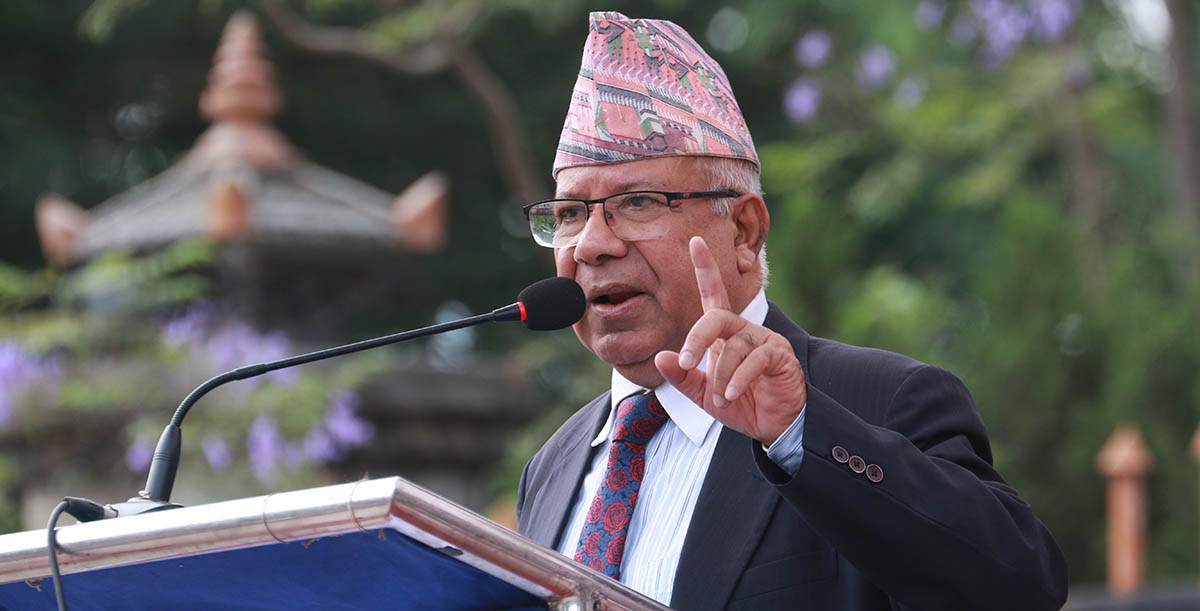 गणतन्त्र र संविधानमाथि आक्रमण भइरहेको छ : माधव नेपाल