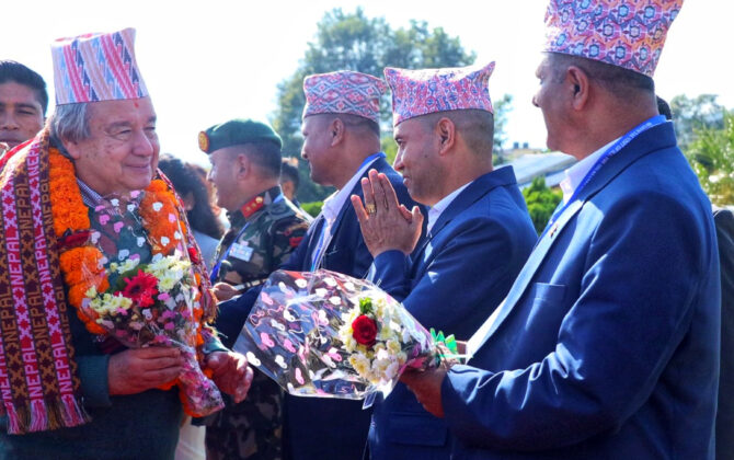 गुटेरेस माला र टोपीमा सजिँदा…