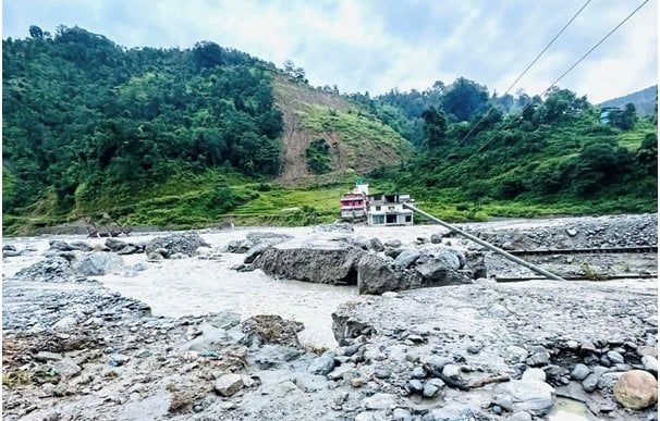 बाढीले अस्थायी पुल र सडकमा क्षति