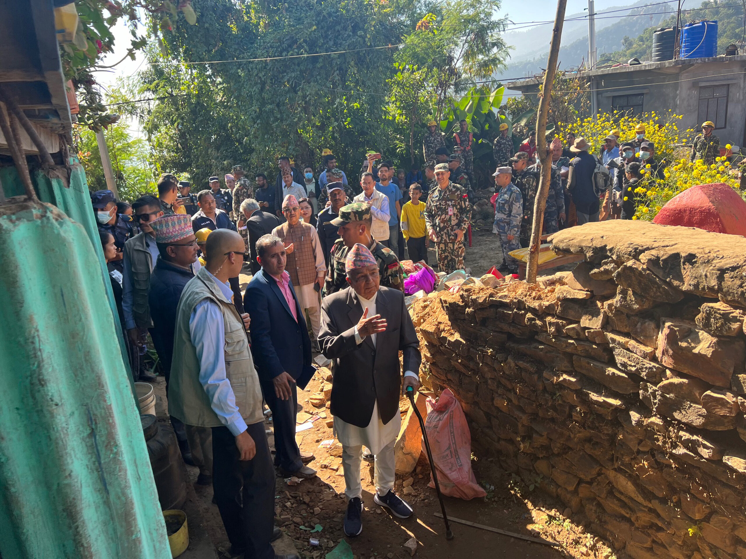 राष्ट्रपतिद्वारा भूकम्पबाट क्षति भएको थाप्लेको निरीक्षण