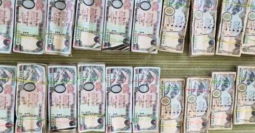 स्रोत नखुलेको २६ लाखसहित दुई जना पक्राउ