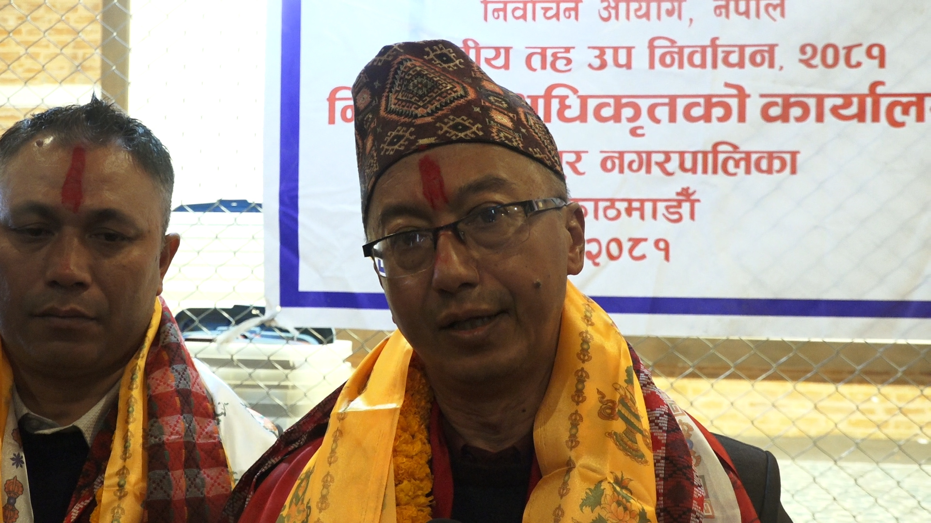 निर्वाचन आयोगका प्रतिनिधिद्वारा कीर्तिपुर नगरपालिकाका निर्वाचित मेयर कृष्णमान डंगोललाई प्रमाणपत्र प्रदान