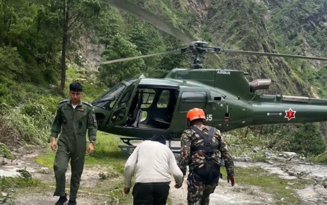 भोटेकोशी बाढी: उद्धारका लागि नेपाली सेनाका ३ हेलिकप्टर परिचालन, उच्च सतर्कता