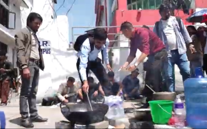 ग्यास अभावको विरोधमा विद्यार्थीद्वारा सडकमै दाउरा बालेर खाना पकाएर प्रदर्शन