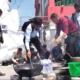 ग्यास अभावको विरोधमा विद्यार्थीद्वारा सडकमै दाउरा बालेर खाना पकाएर प्रदर्शन