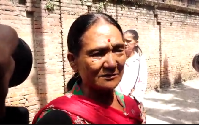 त्रिपुरेश्वर बस आगजनी प्रकरण: मृत चालक अर्जुन दोङका परिवार न्याय माग्दै सिंहदरबारमा